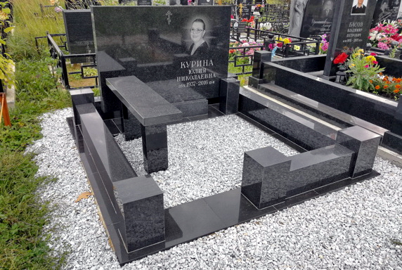 Мемориальный комплекс из чёрного гранита